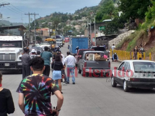 Piedras, llantas, ramas y bombas lacrimógenas: así fueron los bloqueos de calles en la capital de Honduras