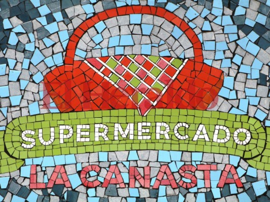 Piezas de mosaico, el original distintivo en rótulos que hace única a La Esperanza, Intibucá