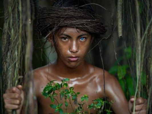 Los hipnotizantes ojos azules y brillantes de una tribu en Indonesia (FOTOS)