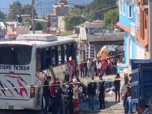 Las dolorosas imágenes del trágico accidente que dejó 19 muertos en México (Fotos)