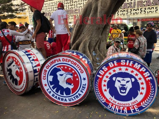 Ultra Fiel llena de algarabía la Plaza Central de Tegucigalpa previo al clásico entre Olimpia y Motagua