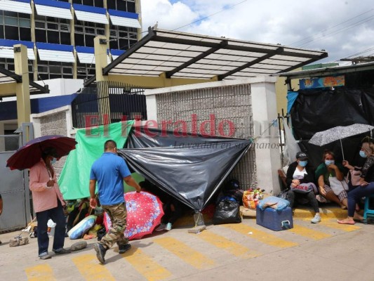 Bajo el Sol, la lluvia y el frío, la dura espera de familiares pacientes en alrededores del Hospital Escuela (FOTOS)