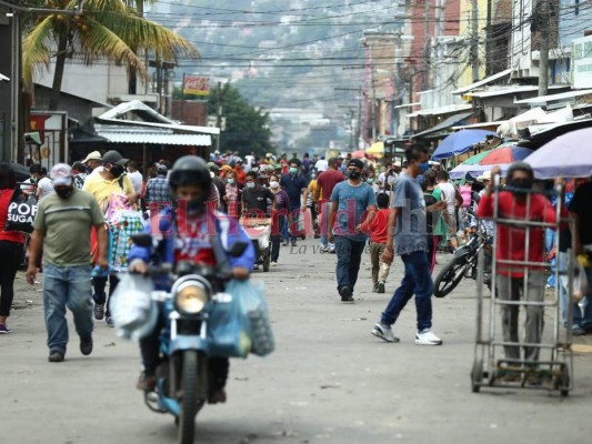 Largas filas y aglomeraciones, pese a que solo un dígito circula este lunes