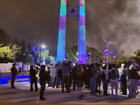 FOTOS: Así fue la inauguración del 'Monumento Obelisco Bicentenario'