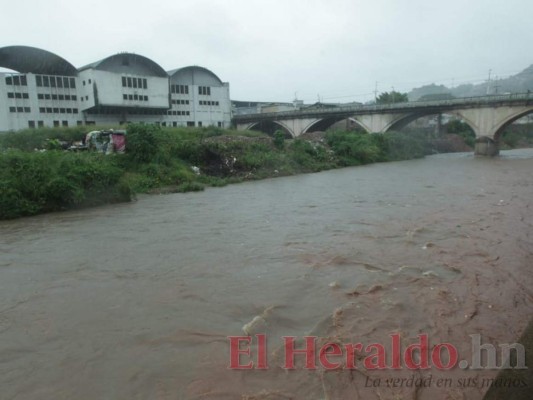 FOTOS: Derrumbes e inundaciones, los primeros efectos de Eta en la capital