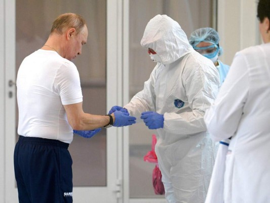 FOTOS: Así se protegió Putin durante visita a enfermos por coronavirus