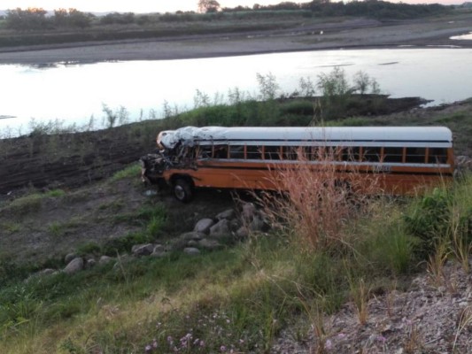 Las fotos del fuerte encontronazo entre bus y volqueta en Choluteca