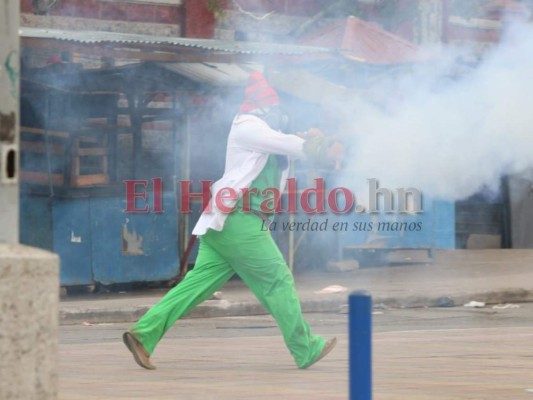 Gas lacrimógeno y 'chimbas', los protagonistas de las protestas frente a la UNAH