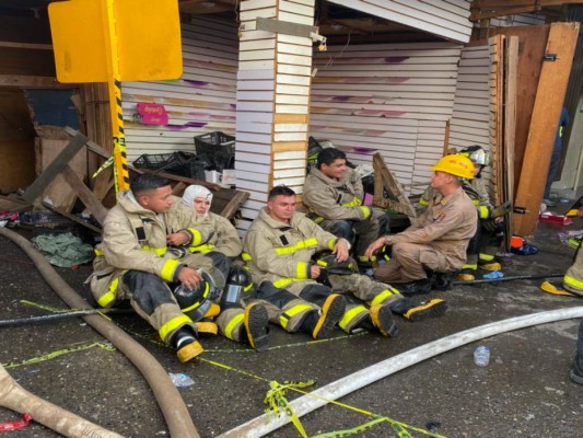 Tragedia en Año Nuevo: rostros de dolor al perderlo todo en incendio en San Pedro Sula