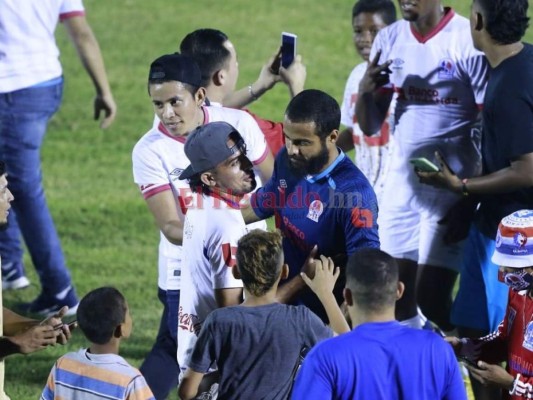 FOTOS: Ultra Fiel ingresó a la cancha y festejó con jugadores de Olimpia tras avanzar a la final