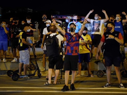 FOTOS: Aficionados del Barcelona devastados y enojados por salida de Messi