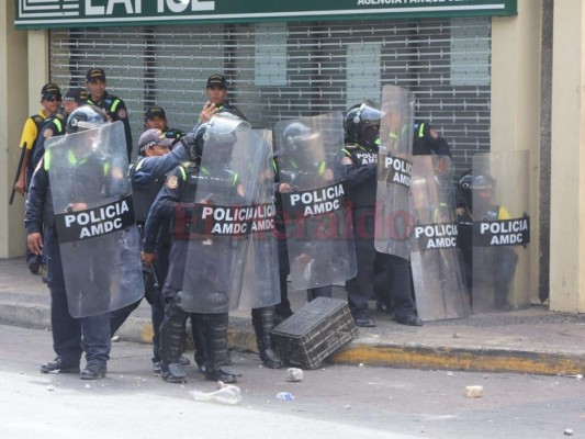 Golpes, gas lacrimógeno y mercancía dañada dejó desalojo de vendedores en casco histórico