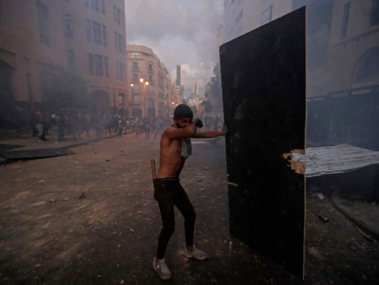 Se intensifican protestas por explosión de 2,750 toneladas de nitrato de amonio en Beirut