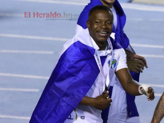 Júnior Lacayo celebró con la Bandera de Honduras; Comunicaciones fue superior a Motagua