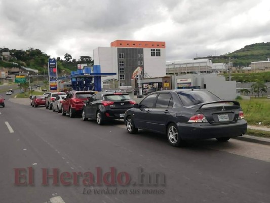 Las 12 fotos que resumen la jornada de paro de transporte pesado y el caos en gasolineras de la capital