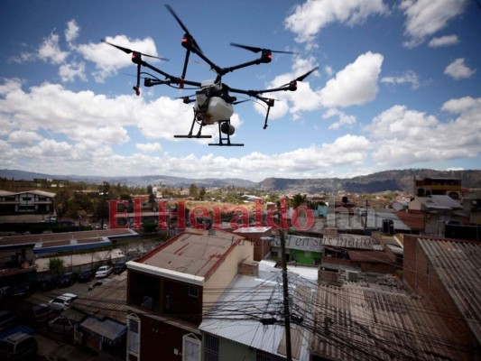 FOTOS: Con drones rocían desinfectante en varias zonas de la capital