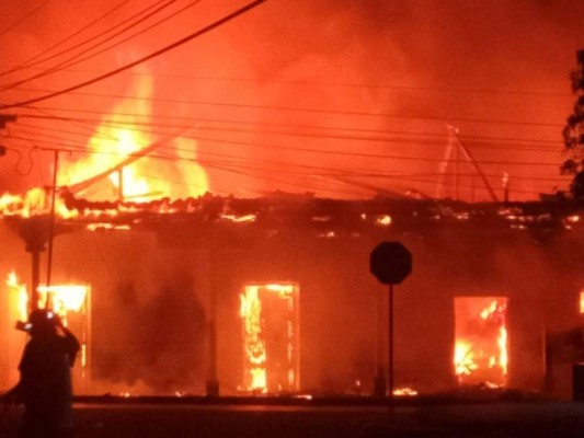 Dolorosas imágenes del incendio que arrasó varios negocios en mercado de Choluteca