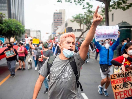 Jornada de intensas protestas en Perú un día después de la destitución de Vizcarra (FOTOS)