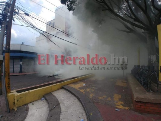 FOTOS: El caos y desolación que dejaron las protestas en los alrededores del Congreso Nacional