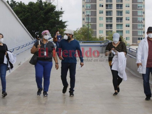 Así arrancó la cuarta jornada de vacunación para terminar de inmunizar al personal médico en la capital (FOTOS)  