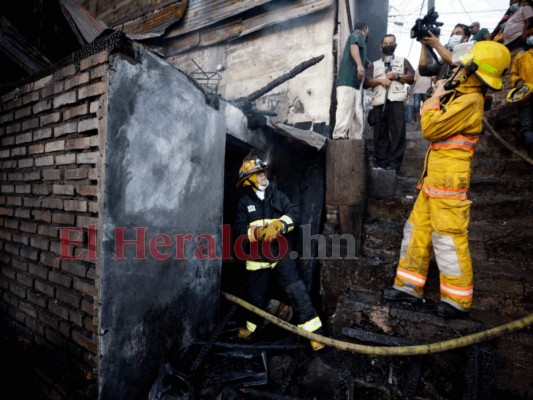 Drama, dolor y pérdidas materiales dejó incendio en la colonia Divanna (Fotos)