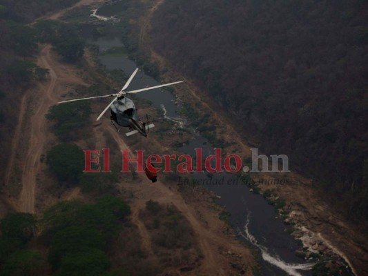 Imágenes aéreas del voraz incendio forestal que consume La Tigra