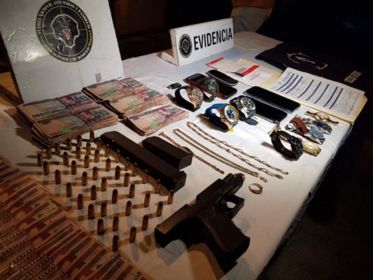 Relojes de lujo, cadenas de oro y miles de lempiras le hallaron a 'Killer', cabecilla de la Mara Salvatrucha