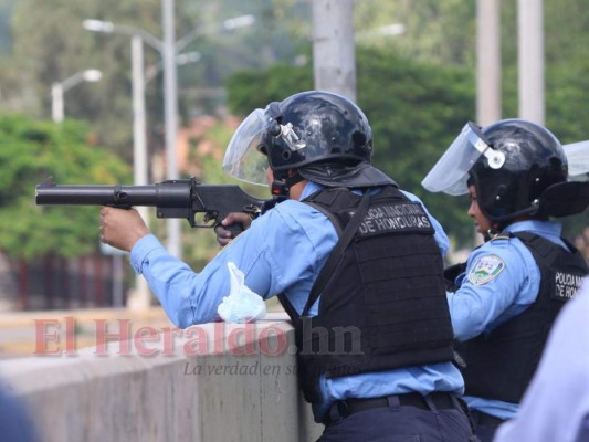 Fotos: Batalla campal entre encapuchados y Policías Antimotines en las afueras de la UNAH