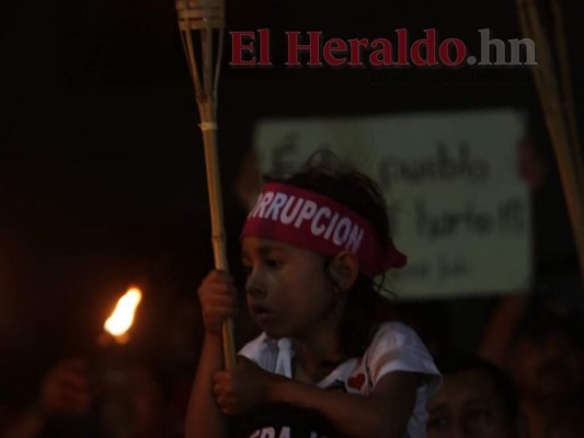 FOTOS: Marcha de las Antorchas llega a las afueras del Congreso Nacional