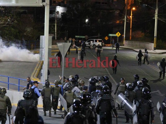 Terrible enfrentamiento entre barras y Policía Nacional tras el clásico capitalino