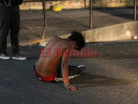 Terrible enfrentamiento entre barras y Policía Nacional tras el clásico capitalino