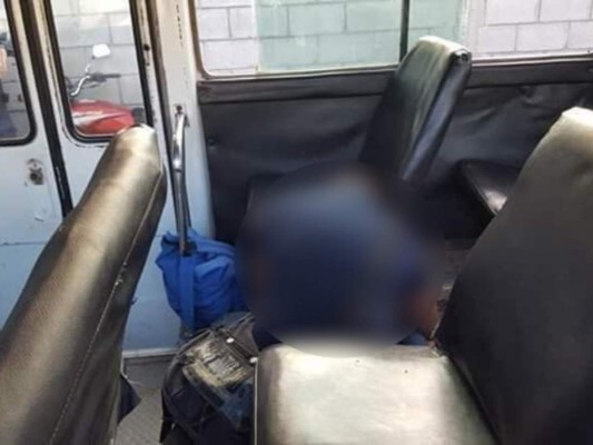 FOTOS: Terrible escena donde mataron a un hombre dentro de bus en Puerto Cortés