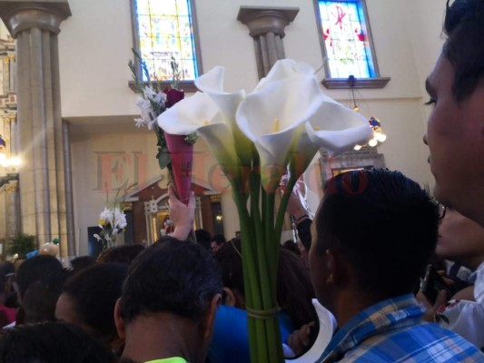 FOTOS: Peregrinos entregan flores a la Virgen de Suyapa en sus 272 aniversario