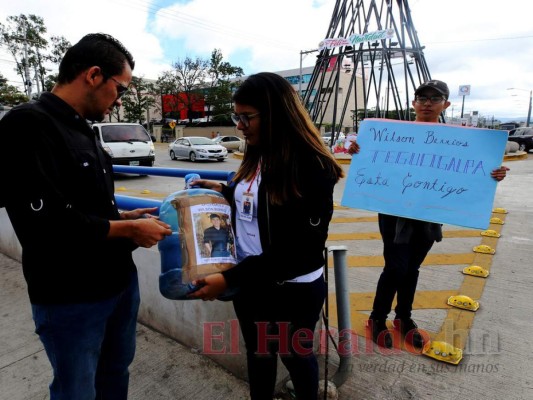 FOTOS: Capitalinos muestran su apoyo a Wilson Berríos en recolecta