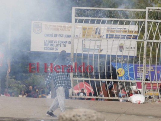 FOTOS: Desorden y caos afuera de la UNAH en el inicio de clases