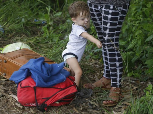 Con documentos en mano, caravana de migrantes hondureños avanza a través de Guatemala rumbo a EEUU