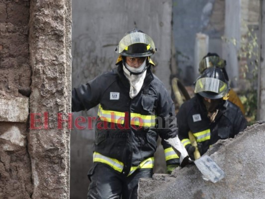 Incendio convierte en cenizas dos viviendas abandonadas en El Centavo (FOTOS)