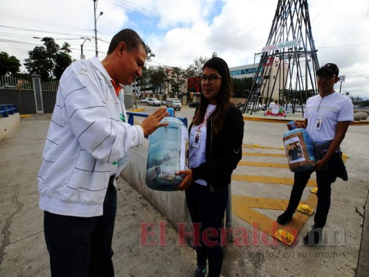 FOTOS: Capitalinos muestran su apoyo a Wilson Berríos en recolecta