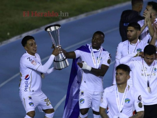 Júnior Lacayo celebró con la Bandera de Honduras; Comunicaciones fue superior a Motagua