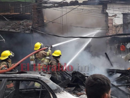 Pánico, zozobra y caos: así fue el pavoroso incendio en la sexta avenida de Comayagüela