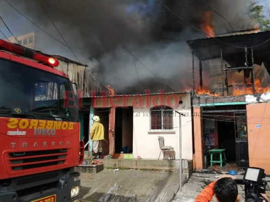 Las primeras imágenes del voraz incendio en barrio Bella Vista