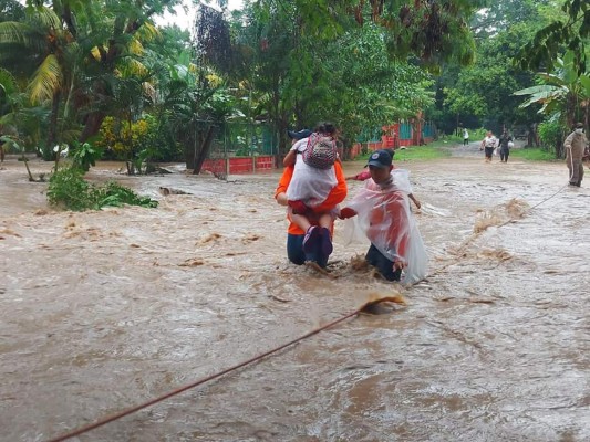 Decenas de familias continúan siendo evacuadas por impacto de Eta en Honduras (FOTOS)