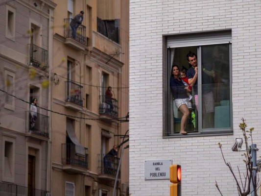 Calles vacías y pilas de ataúdes, panorama sombrío en Italia y España