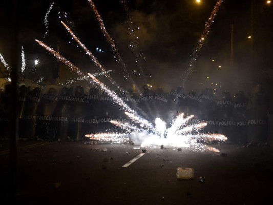 FOTOS: Renuncia de Manuel Merino, presidente Perú, desata celebración en las calles   