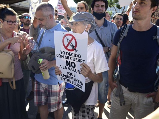 Imágenes: Fuertes protestas en Madrid tras medidas de bioseguridad adoptadas por el gobierno