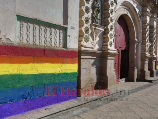 FOTOS: Pintada con la bandera LGTBI amanece iglesia Los Dolores   