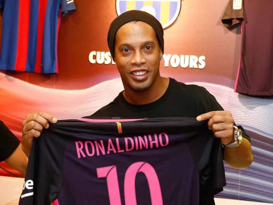 Ronaldinho presume sus títulos... ¡Lo ha ganado todo!