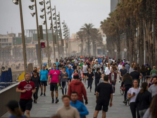 Pese advertencia sobre peligros de reapertura, españoles salen a las calles