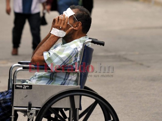 FOTOS: Agobiantes momentos afuera de la carpa de triaje del Hospital Escuela