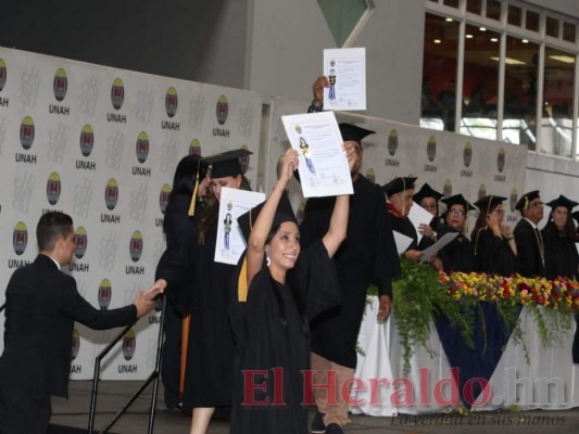 FOTOS: Llenos de ilusiones, 1,280 profesionales se graduaron en la UNAH